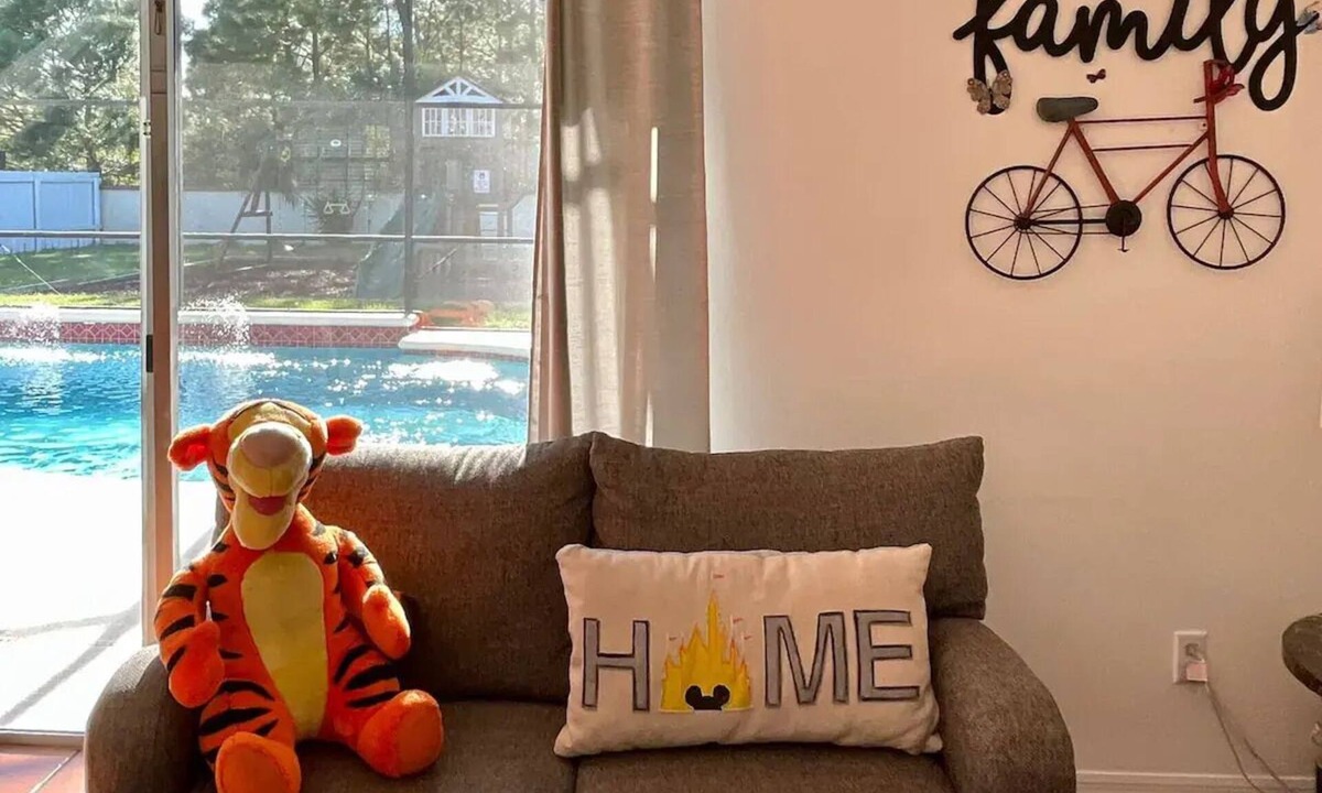 Indian Ridge House | 15 min from Disney Parks! Big House with children's playground, beautiful pool.
