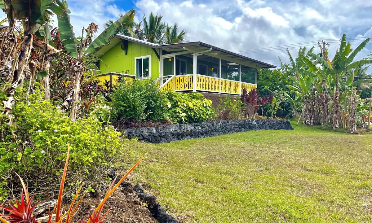 Kehena House | 1BR House near Kehena Black Sand Beach small banana farm, quiet, remote area A/C