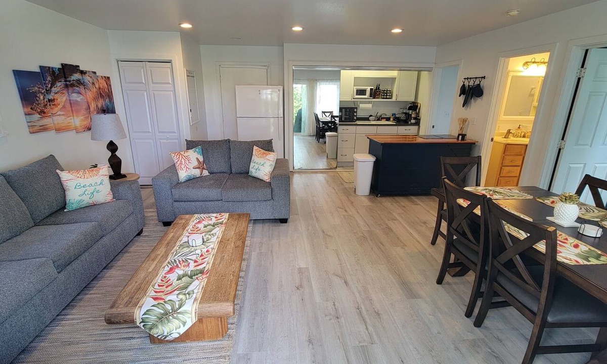Lanikai House | 2 Bedroom - Steps away from Kailua Beach Park!