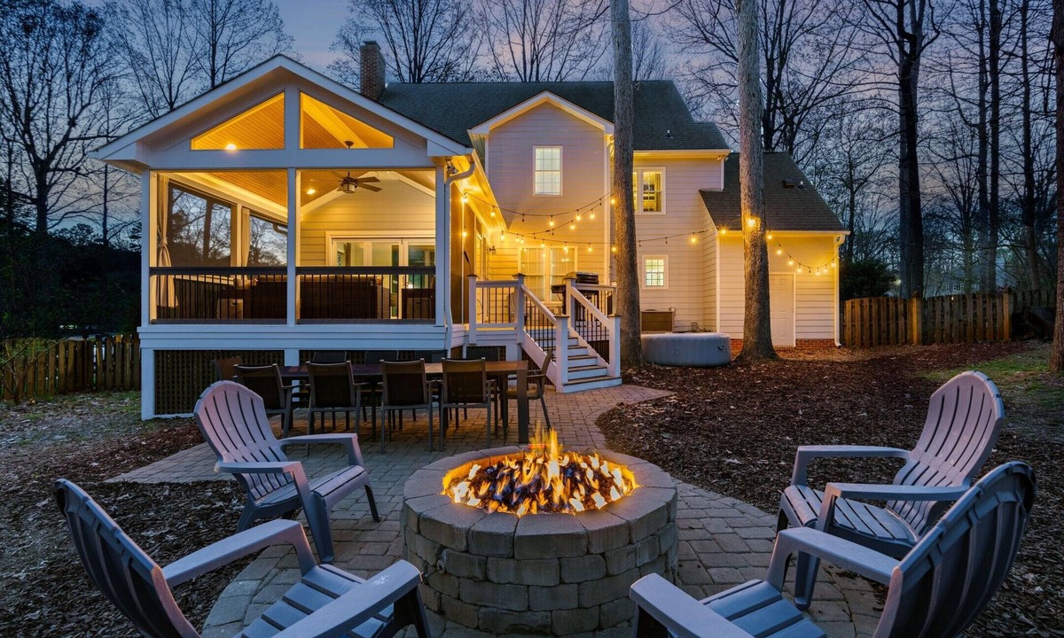 Southwest Raleigh House | 3000sqft 5B3.5B Retreat Near Lenovo Center - Upscale 3 King Beds
