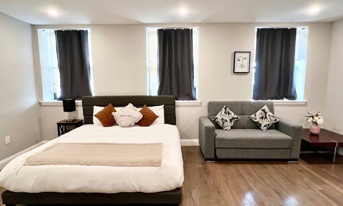 Logan Square Apartment | 306 Deluxe King suite in the center city