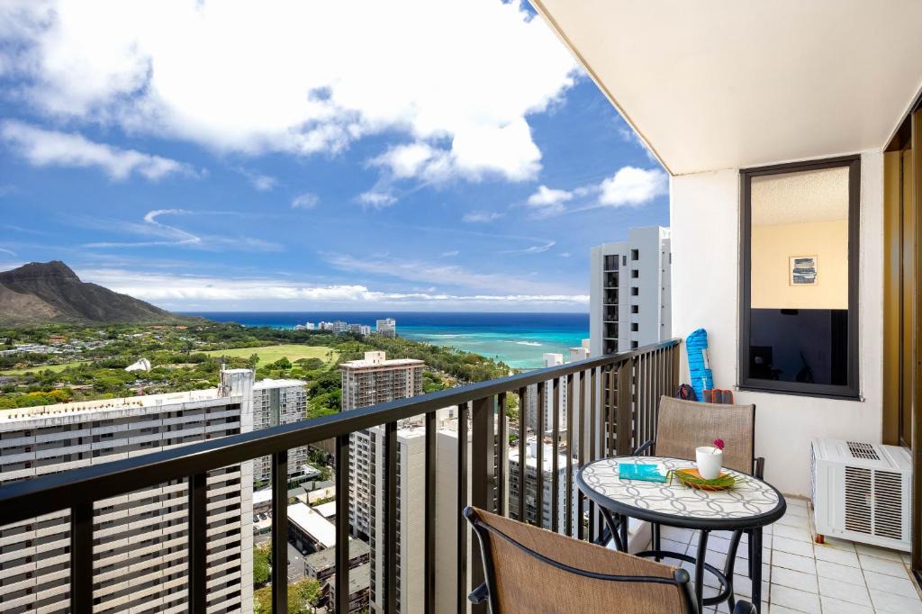 Waikiki Apartment | 34th floor lanai with Diamond Head views, pool & hot tub access