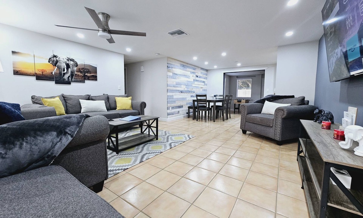 Sarasota Springs House | 3BR retreat w/private fence yard 16 min to Siesta Key