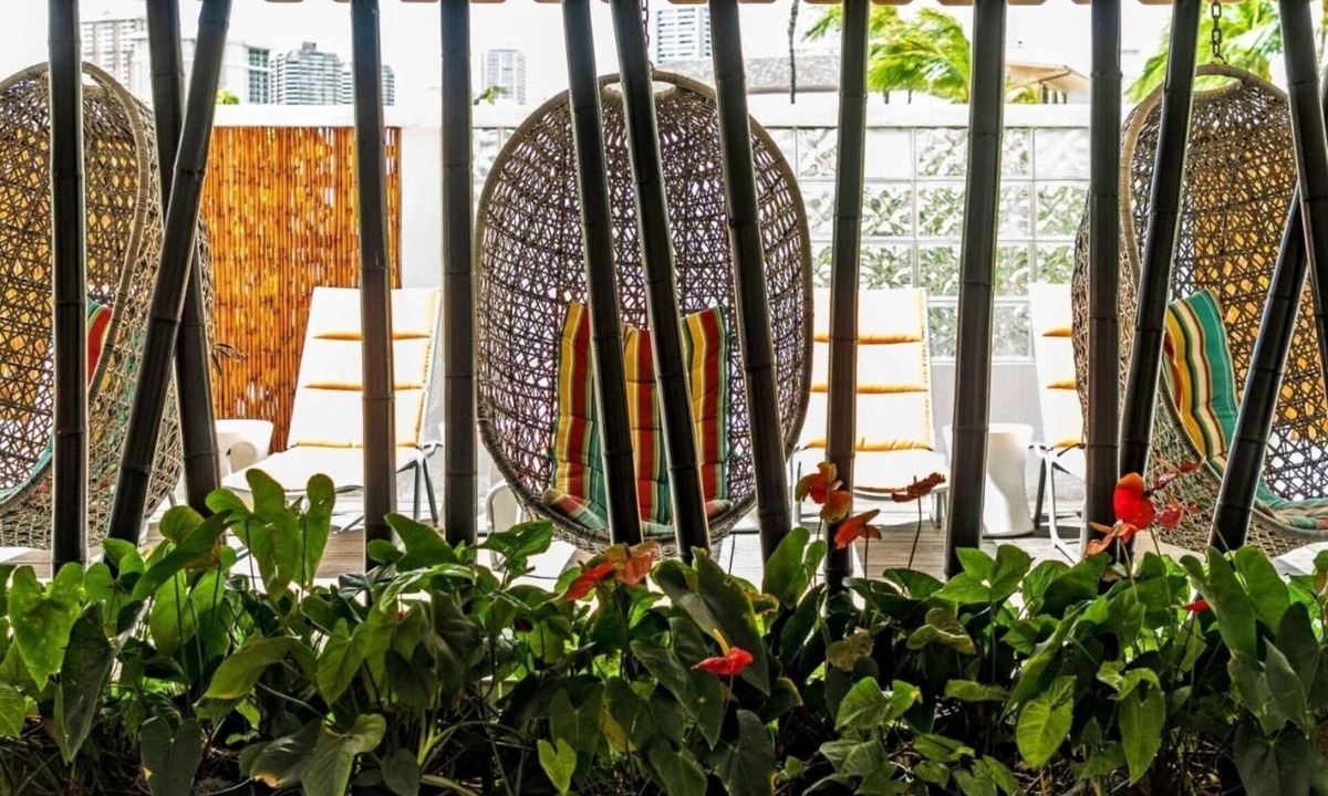 Waikiki Hotel | 4 Waikiki Rooms for Family or Groups | Pool & Breakfast Included