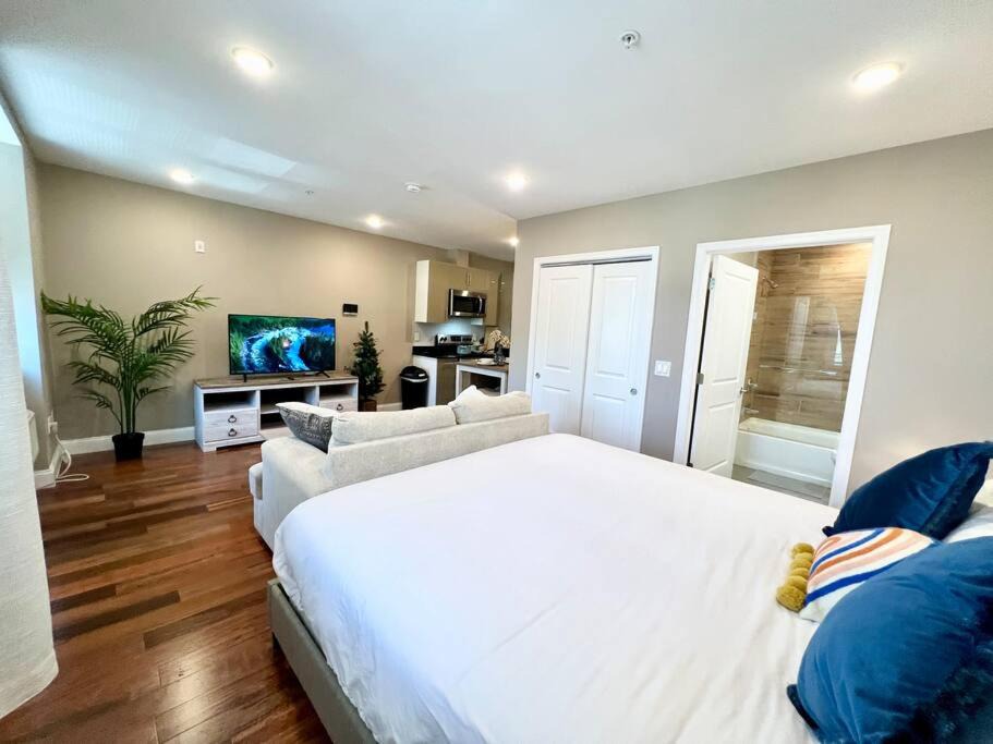 Logan Square Apartment | 403 Luxury and Comfy King bed in Central city of phily