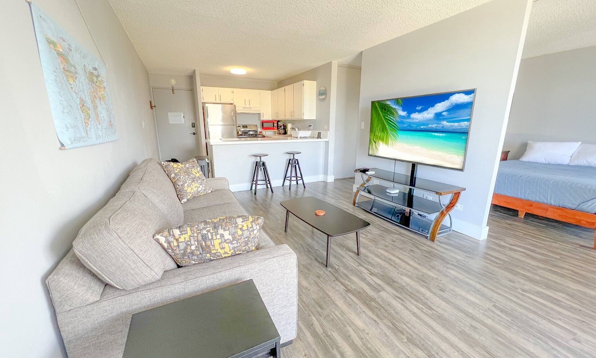 Waikiki Condo | Aloha Living at Waikiki Lanais | Pool + Gym