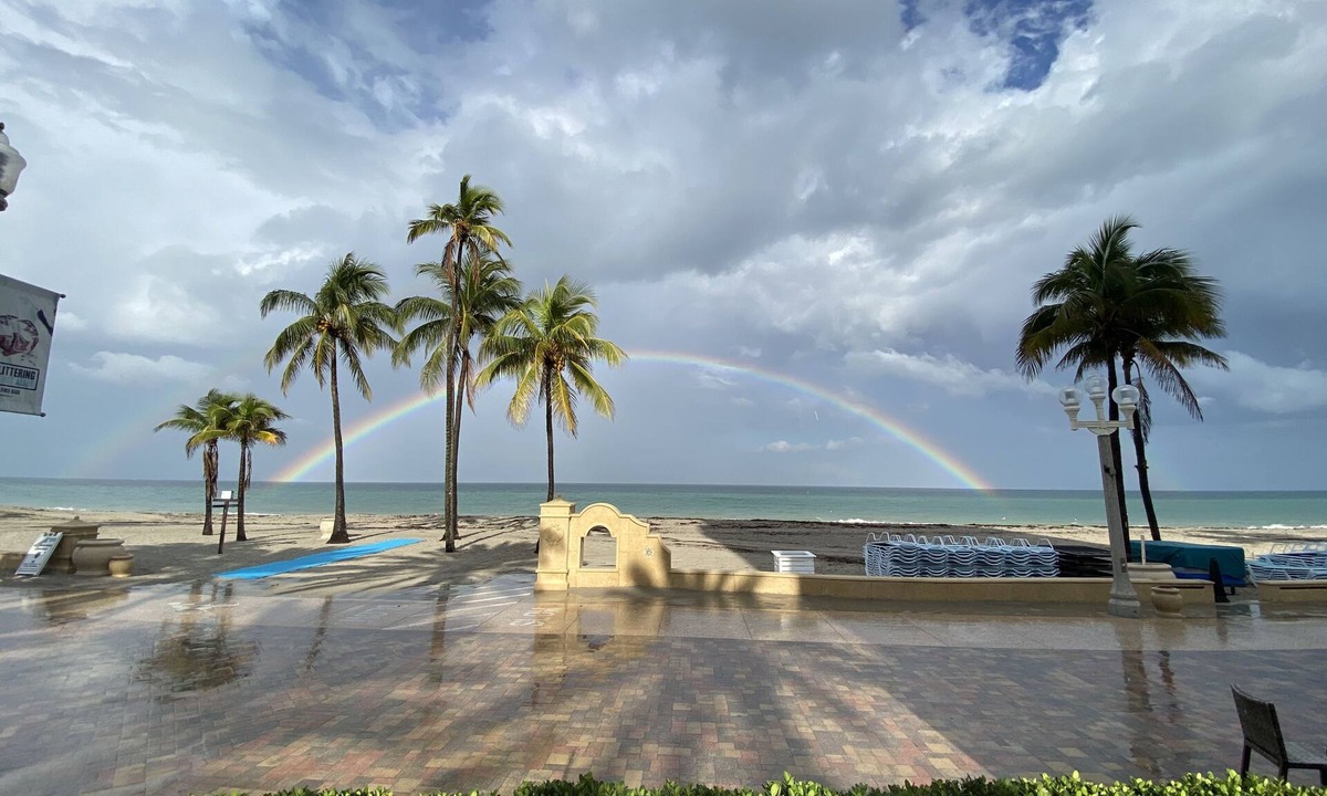 Hollywood Condo | Amazing Ocean Front 2-bdrm Apartment, right on the Hollywood Broadwalk!