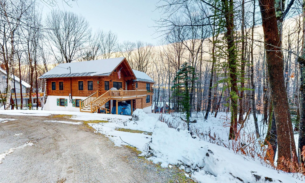 Ludlow House | Beautiful home near lifts with wood-burning fireplace, mountain views & cable