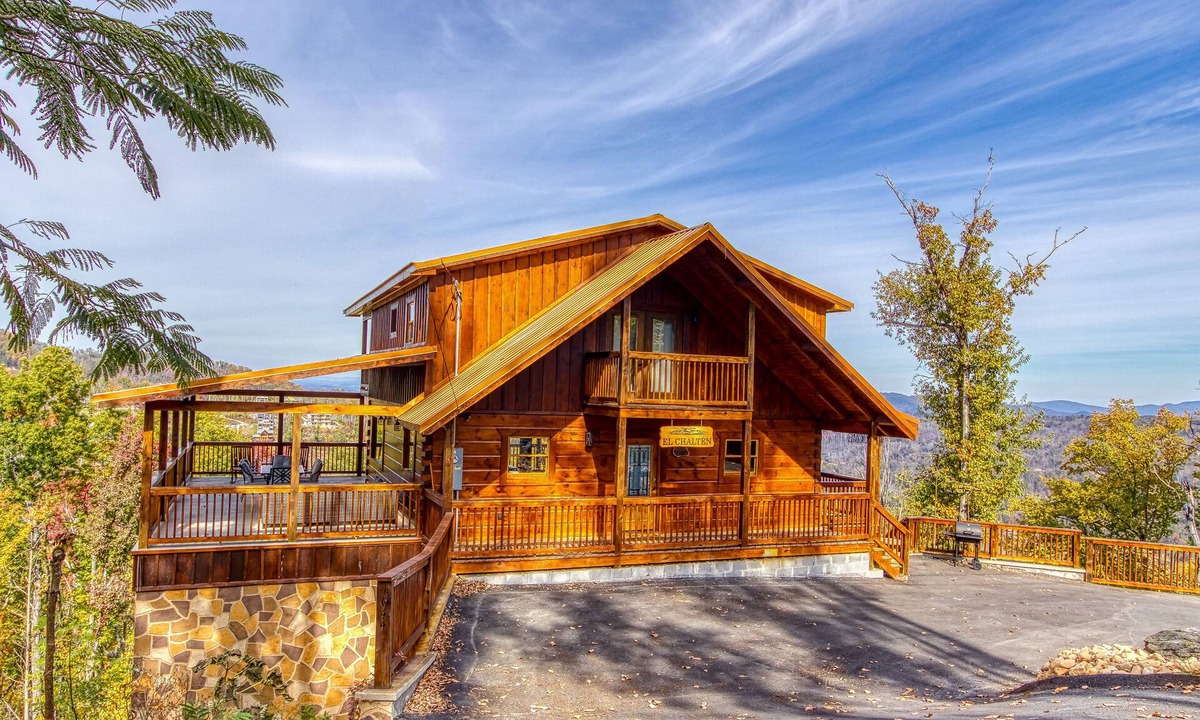 Chalet Village North Cabin | Brand NEW Luxury 4/4.5 Cabin! AMAZING VIEW! Indoor Pool, Huge Game Room, WIFI