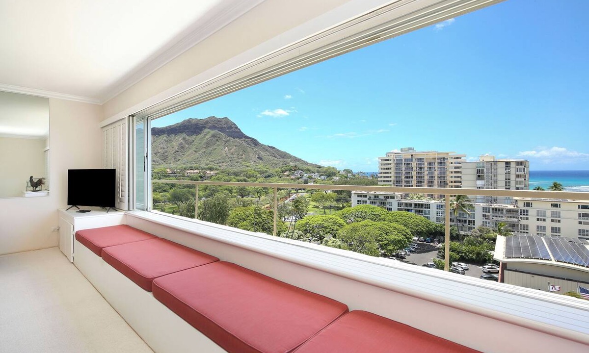 Diamond Head - Kapahulu - St. Louis Condo | Breathtaking Ocean Views from Quiet Beachfront Condo! Free Parking & Wi-Fi!