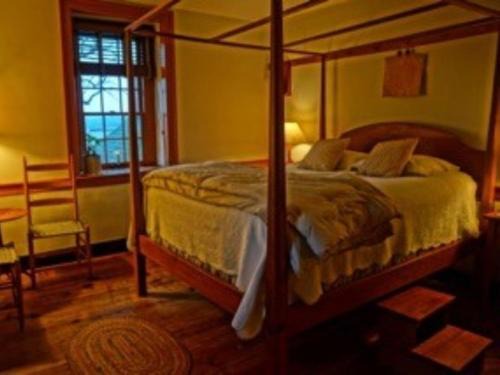 Reinholds Bed & Breakfast | Brownstone Colonial Inn