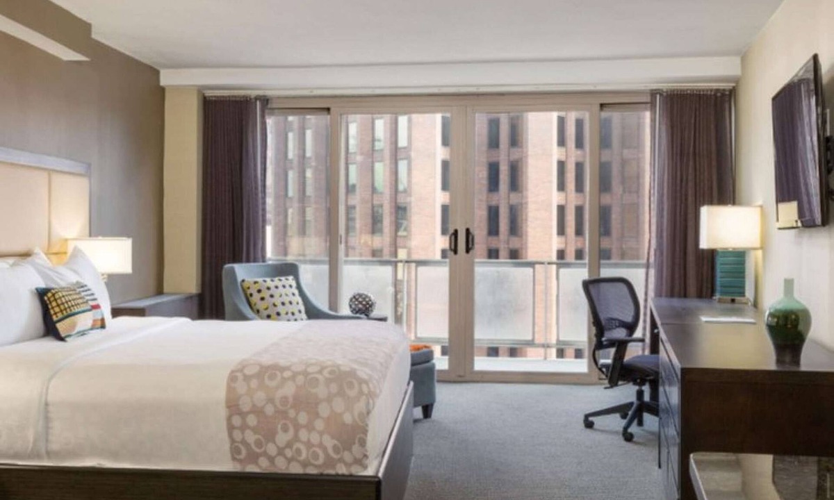 Logan Square Hotel | Center City Views with Balcony & Rooftop Pool