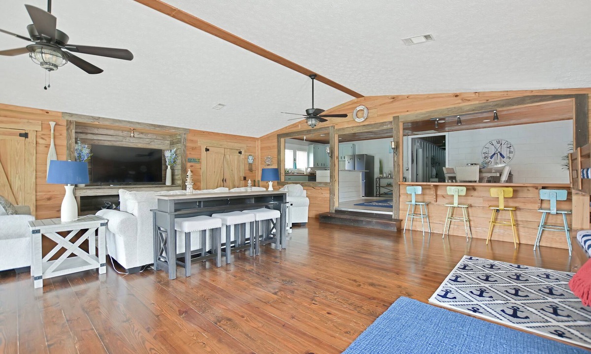 Eclectic House | Charming 2-bedroom 2 bath house on beautiful Lake Martin. Quiet and peaceful.