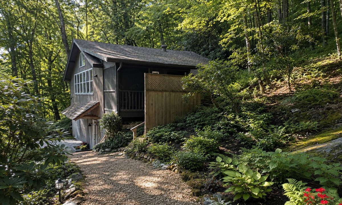 Highlands Cabin | Charming Dog Friendly | Near Downtown Highlands | Screened Porch | Sleeps 4
