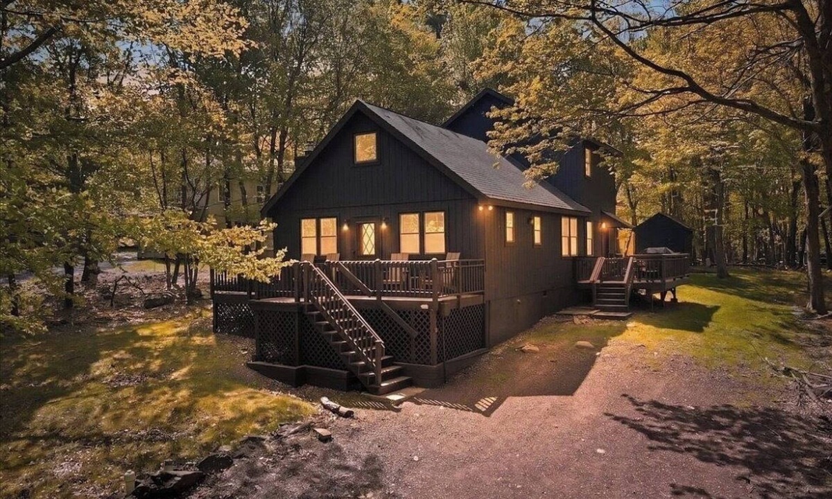 Lake Harmony Estates House | Charming Lake Harmony Chalet Cabin w/King Bed, Close to Lake