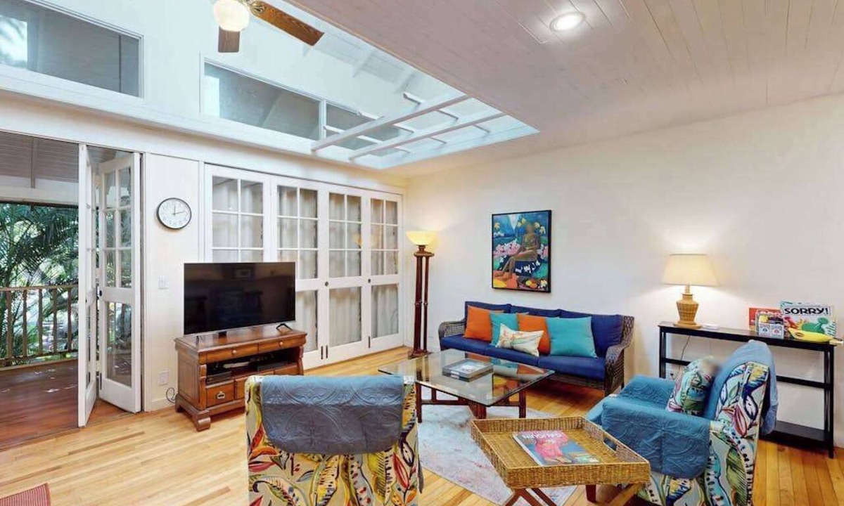 Maunaloa Condo | Colorful Molokai Condo by the Beach with W/D, Lanai & Pool