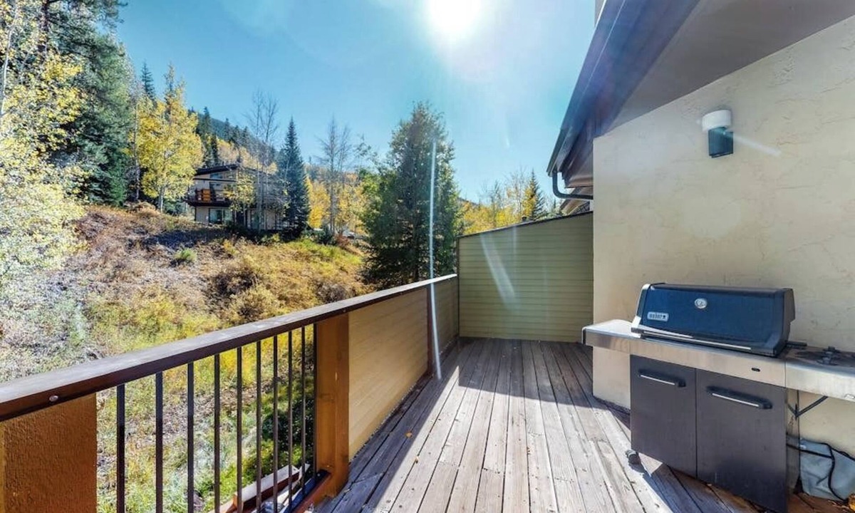 Intermountain House | Comfortable, family-friendly townhouse with mountain views and a full kitchen