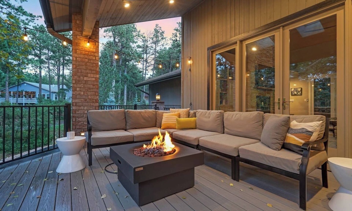 Woodmoor House | Contemporary Mtn 4 BDRM + Hot Tub + Fire-pit Close to USAFA & 6 Wedding Venues