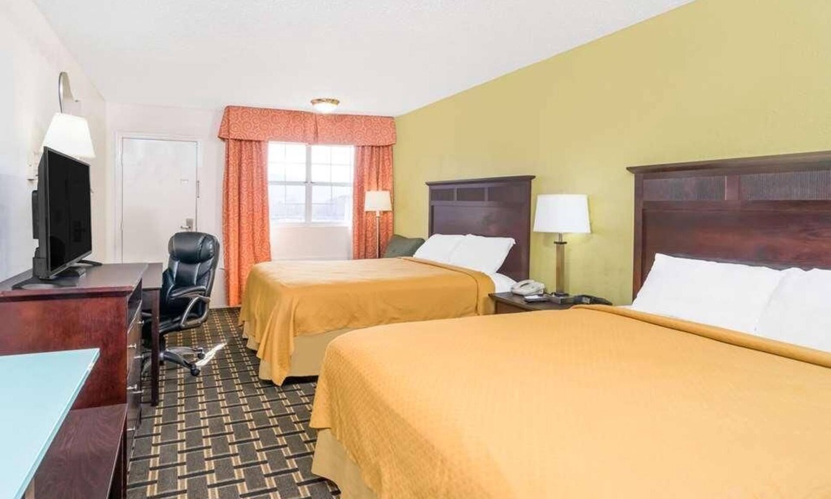 Lookout Valley Neighborhood Association Hotel | Convenient Stay in Knights Inn Chattanooga! Pet Friendly w/Seasonal Pool!