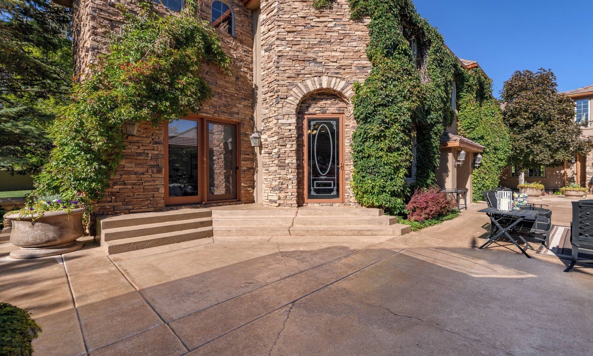 Parowan Cottage | Cottage #1: Italian Resort-Style Villa - 1.4 Acres w/Pickleball, In-ground Spa