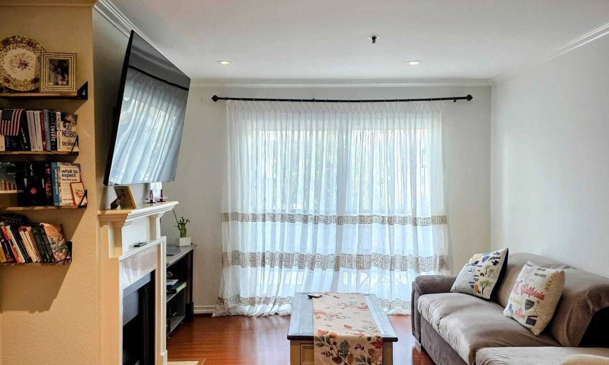 Sherman Oaks Condo | Cozy 1-bedroom condo with AC in brilliant Sherman Oaks, LA. Great Location!