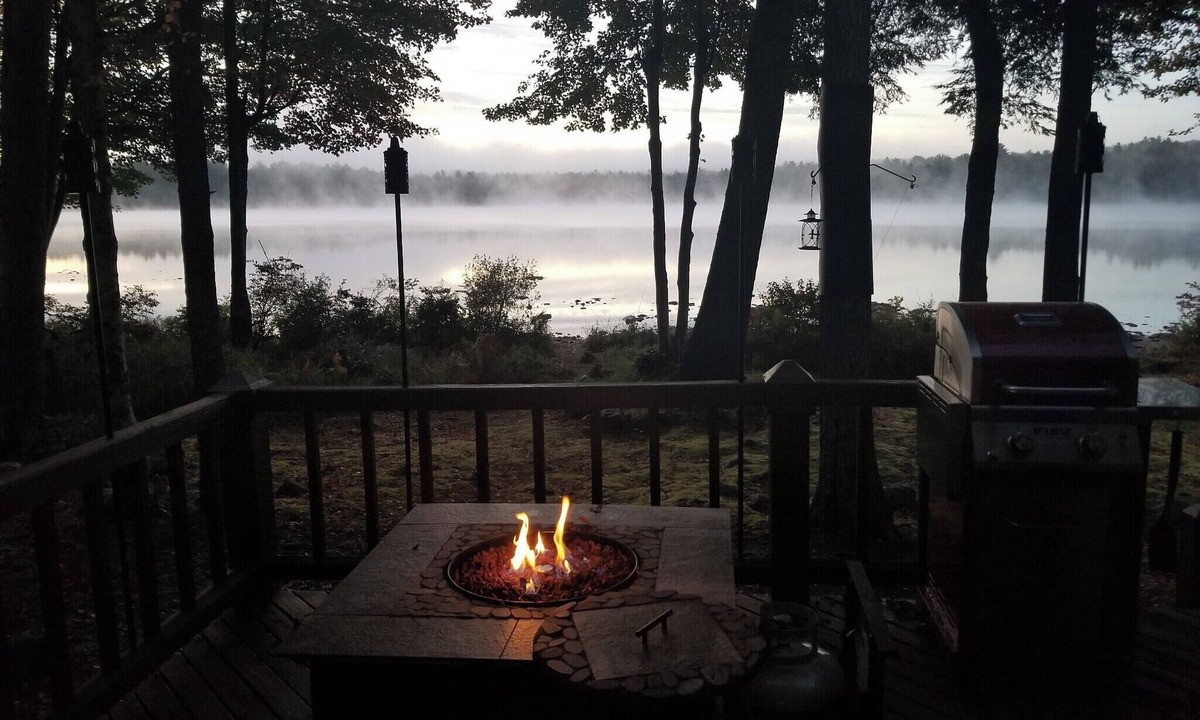 Pocono Pines House | Cozy Pinecrest Lakefront Retreat w/Deck & Kayaks