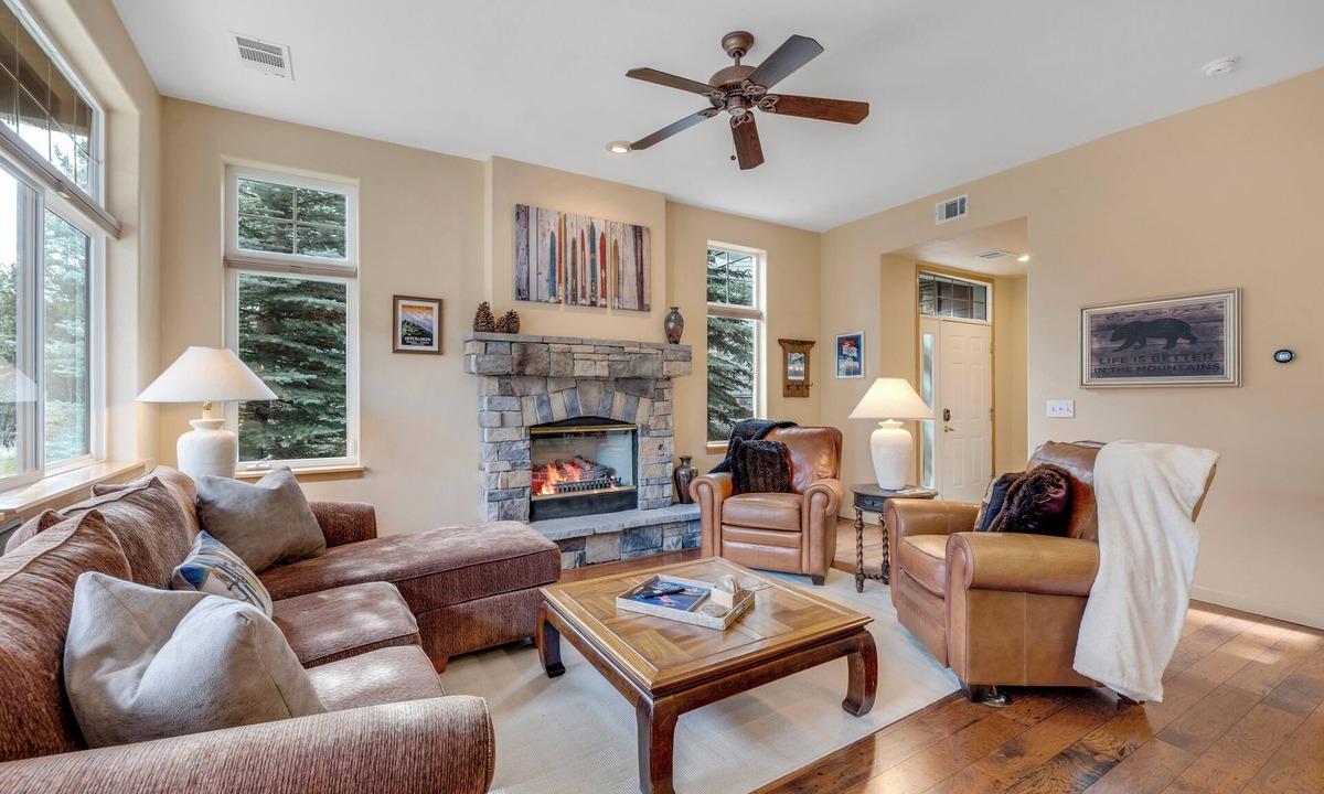 Silverthorne House | Cozy Riverfront Retreat w/Private Hot Tub and Ski Access