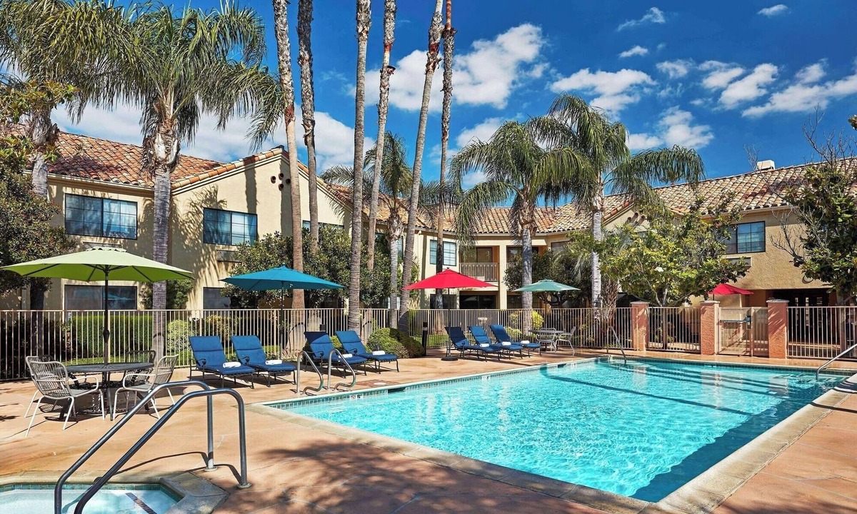 Valencia Hotel | Deluxe King Corner Room | Outdoor Pool | 0.1 Miles to Six Flags Mountain Thrills