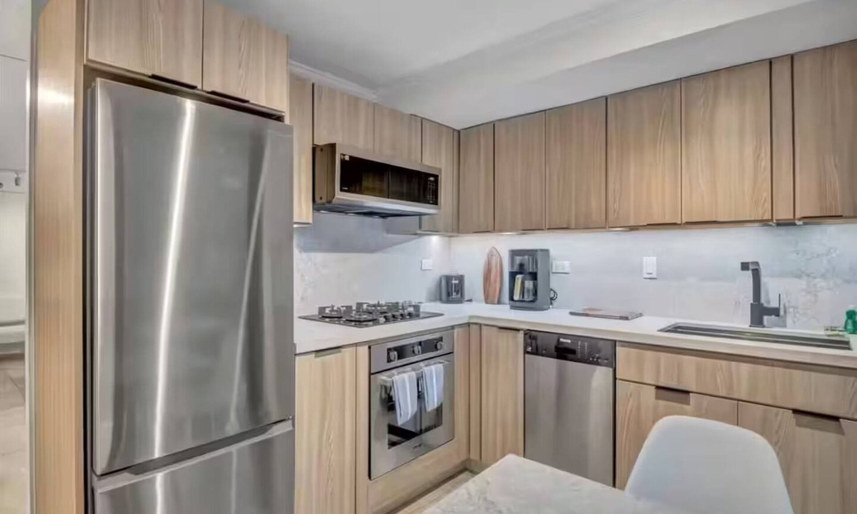 Waikiki Hotel | Designer Studio Full Kitchen Steps to Beach