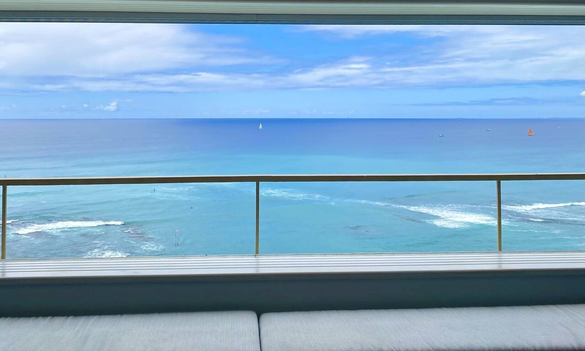 Diamond Head - Kapahulu - St. Louis Condo | Direct Oceanfront 1,000 sq' corner/end 18th floor condominium unit.