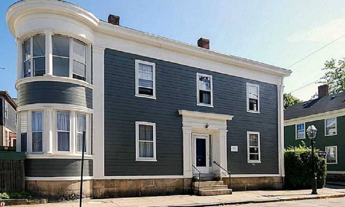 Historic Hill Apartment | Downtown Newport Historical House