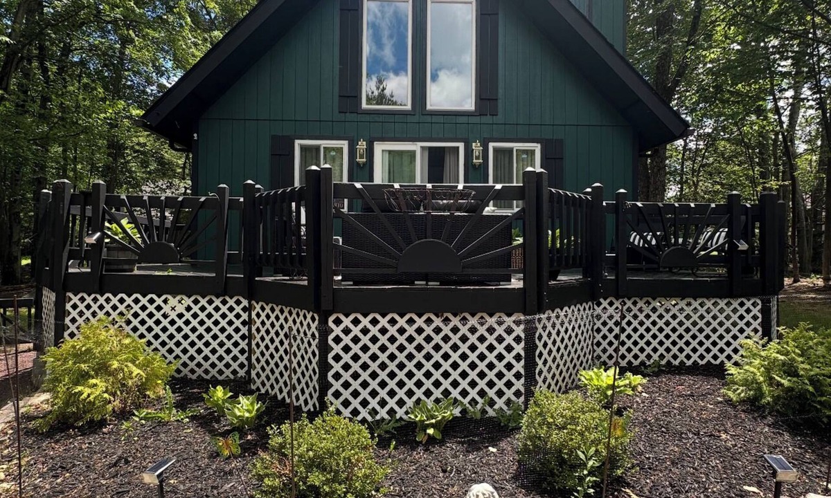 Tobyhanna Ski Chalet | Enchanting 3-bedroom chalet with AC in a beautiful country club with amenities