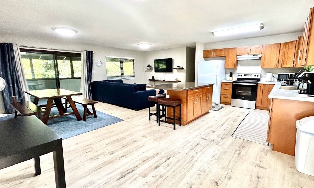 Kealakekua House | Enjoy Mac Nut Farm living! Enjoy all the mac nuts your heart desires!