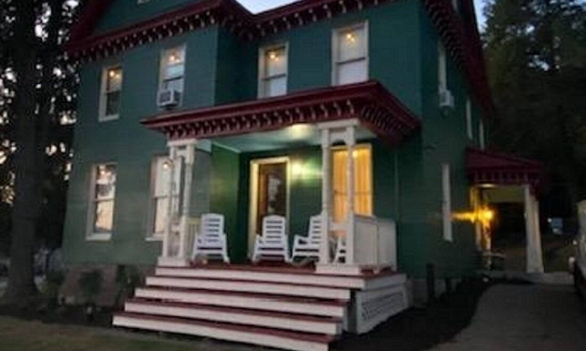 Gowen City House | Enjoy our large Victorian farmhouse ride the AOAA or visit knoebels minutes away