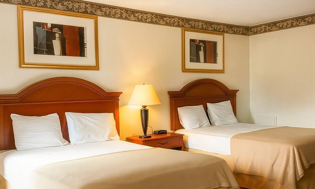 Campbelltown Hotel | Enjoyable Stay For Sure! 4 Relaxing Units w/FREE Breakfast, Swimming Pool!