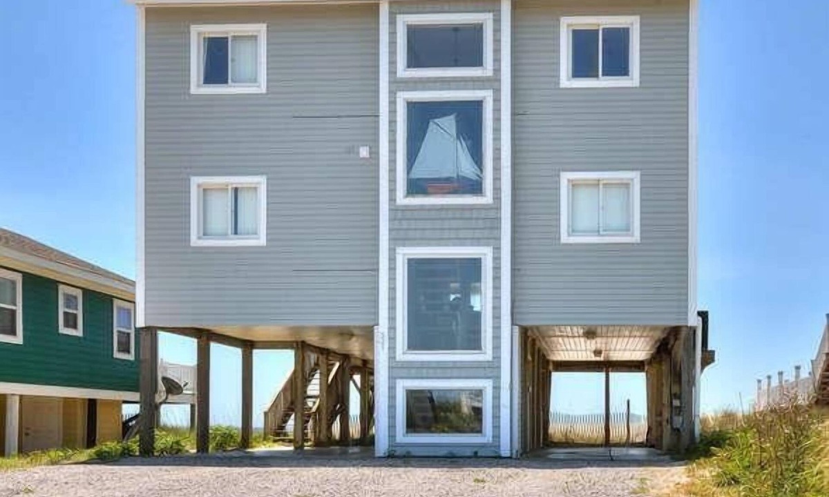 Long Beach Hotel | Experience oceanfront bliss at Therapy, a spacious 5BR house in Oak Island.