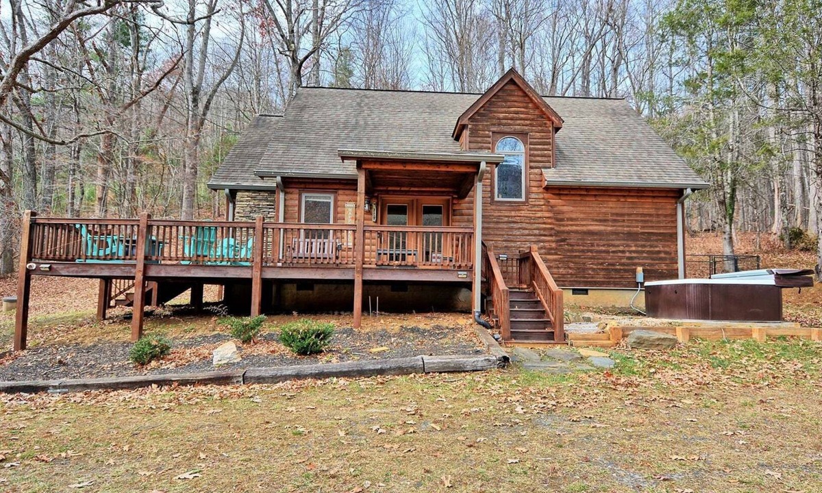 Jefferson Cabin | Experience relaxation in the spacious Phoenix Cabin, Jefferson, NC, perfect for 10 guests.