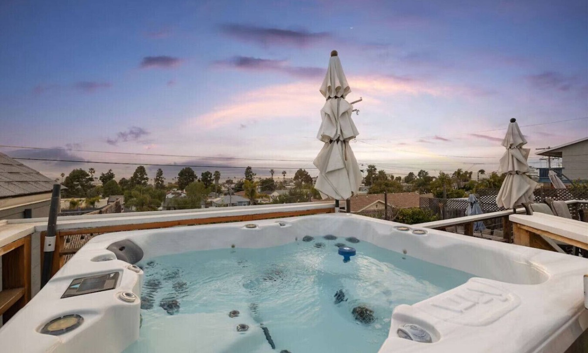 Townsite House | Fantastic 4 Br Beach House Location and Amenities with Hot Tub and Panoramic Ocean Views!