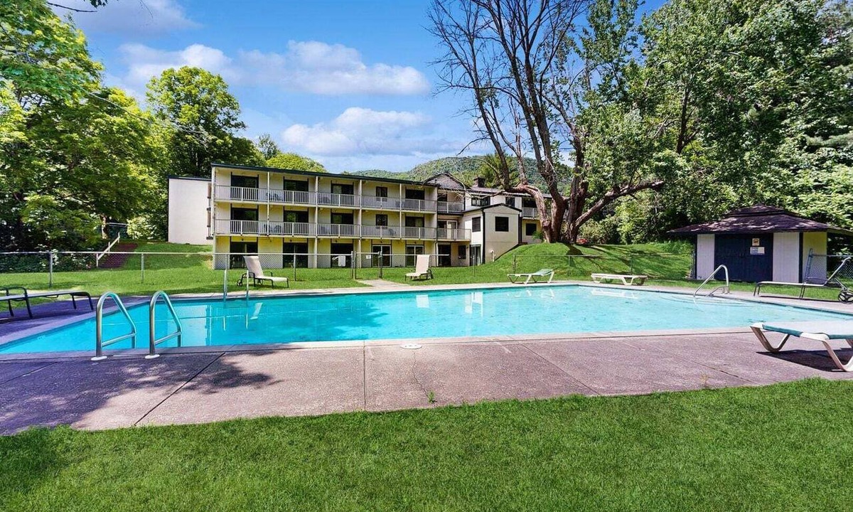 Warren Apartment | Four Season Connecting Condos: seasonal pool, ski, hike & golf
