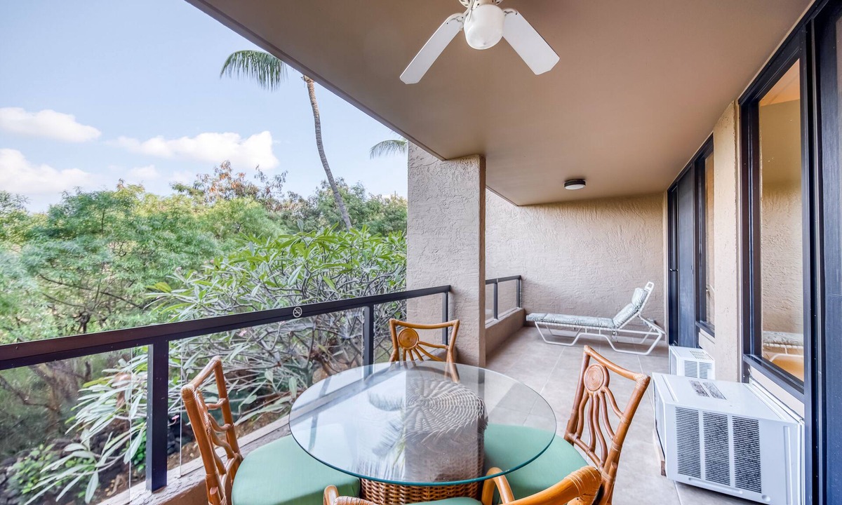 Historic Kailua Village Condo | Fourth-floor condo with free WiFi, furnished lanai, shared pool