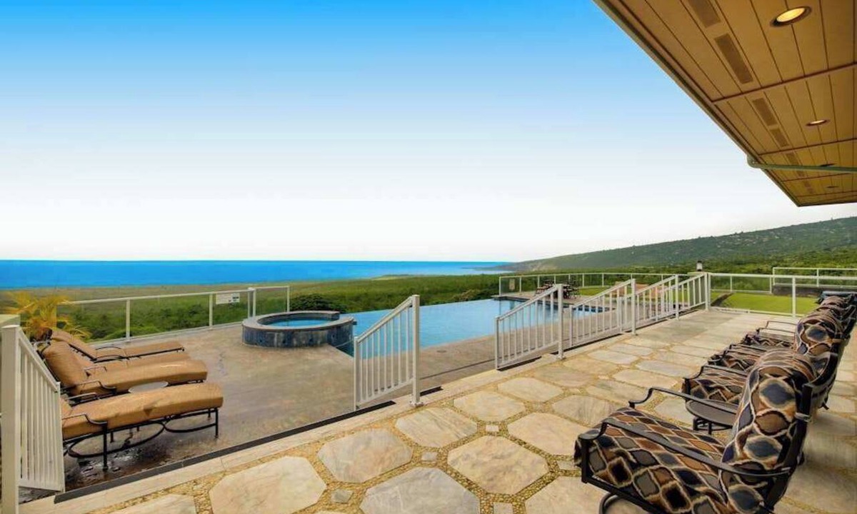 Honaunau-Napoopoo House | Gather Everyone at a Captain Cook Infinity Pool