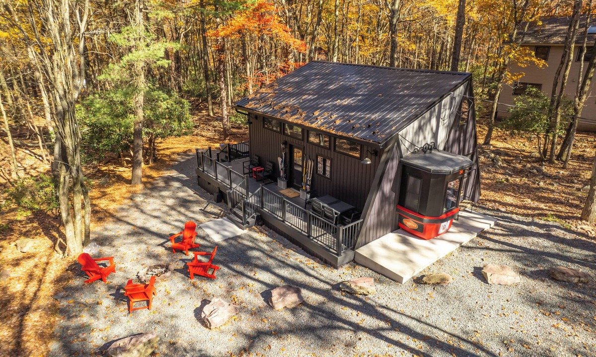 Lake Harmony Estates Cabin | Gondola34 - Poconos most unique tiny cabin! 2 minutes to JFBB Ski ,lake & more!