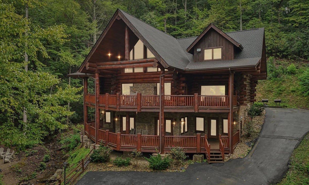 Pittman Center Cabin | Hideaway Lodge with Game Room & Hot Tub