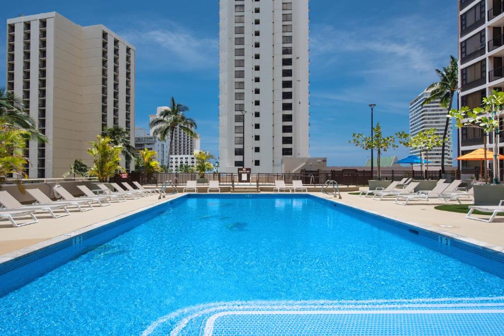 Waikiki Apartment | High-floor stylish ocean view condo with parking & beach access