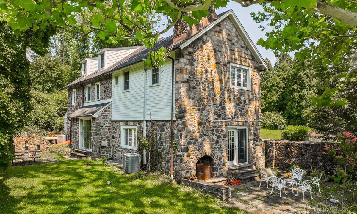 Valley Run House | Historic 4BR/3.5BA Home near Villanova — Private Garden & Peaceful Stay