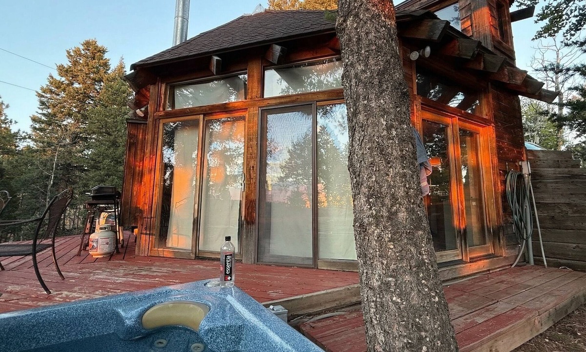 Cripple Creek Cottage | Honeymooner’s Cozy Cabin, with Hot Tub, near Cripple Creek Colorado