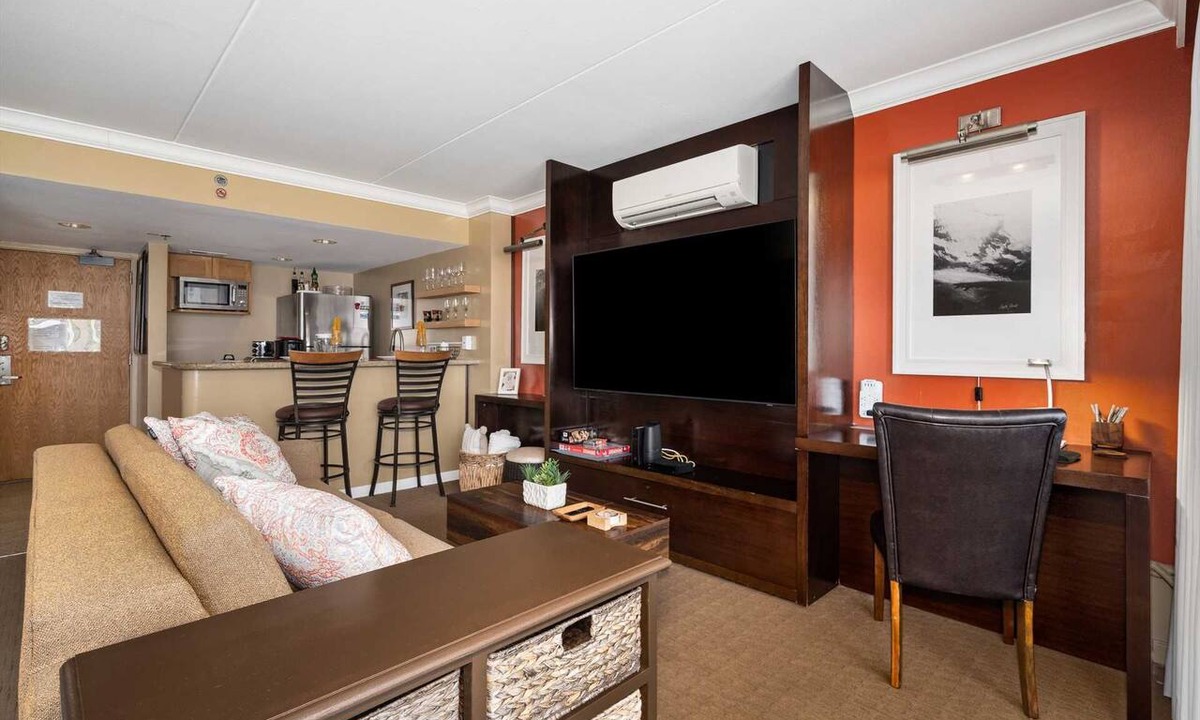 Waikiki Condo | Ilikai 1718 Free Parking* Ocean/Lagoon King Bed, Sofa Bed