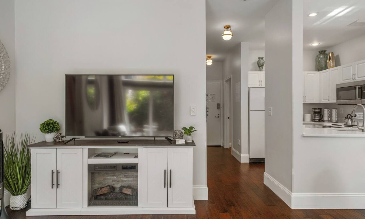 Belltown Condo | Immaculate Modern 2BR Condo with Pool & Parking!