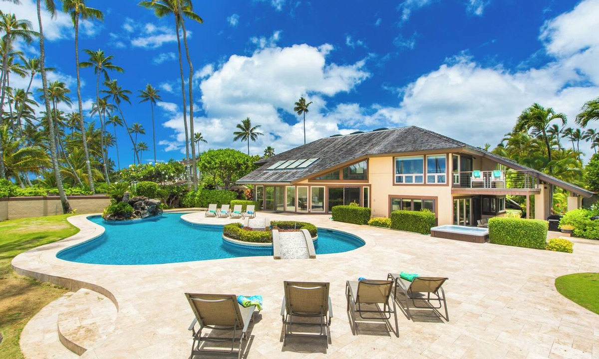 Kahala House | Kahala Beachfront Estate Home with 2 Pools, Hot Tub and Tennis Court