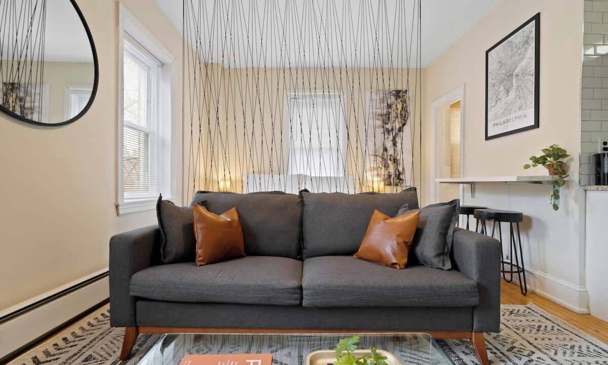 Gayborhood Apartment | King Bed | Central | Secure | 98 Walk Score